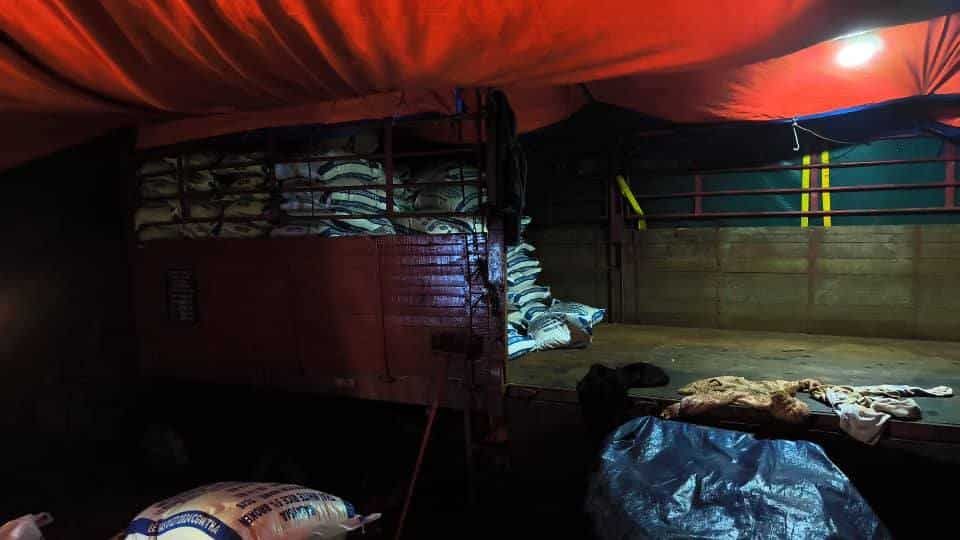 警方拦截可疑拖格罗里  起获1.9万公斤走私米