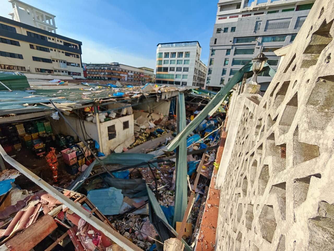 水果店后部爆炸 墙面倒塌殃及6车