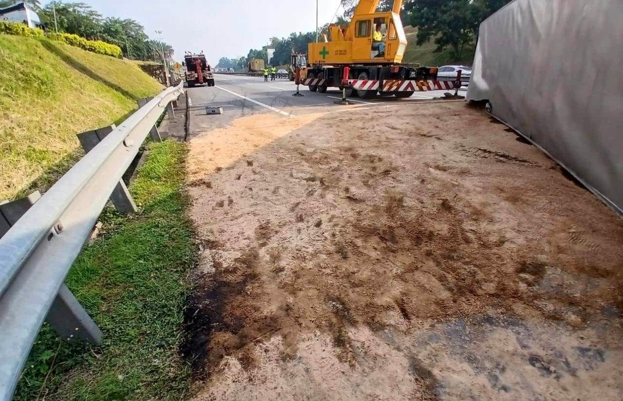 南北大道拖格罗里翻覆泄漏油渍  LUAS·大道公司及时应对阻河流污染