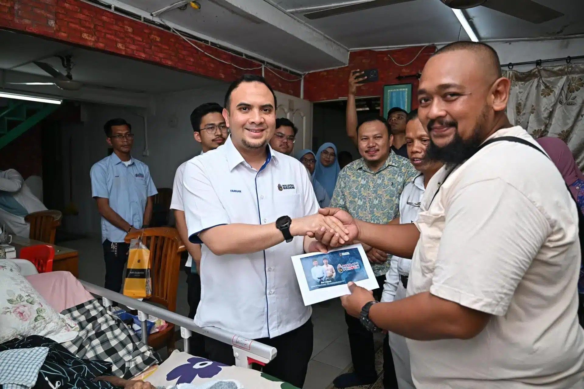 பக்கவாதத்தால் பாதிக்கப்பட்ட  கணவன்-மனைவிக்கு பிரதமர் உதவி