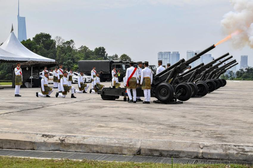 Dentuman 21 das meriam tradisi istiadat peristiwa penting negara