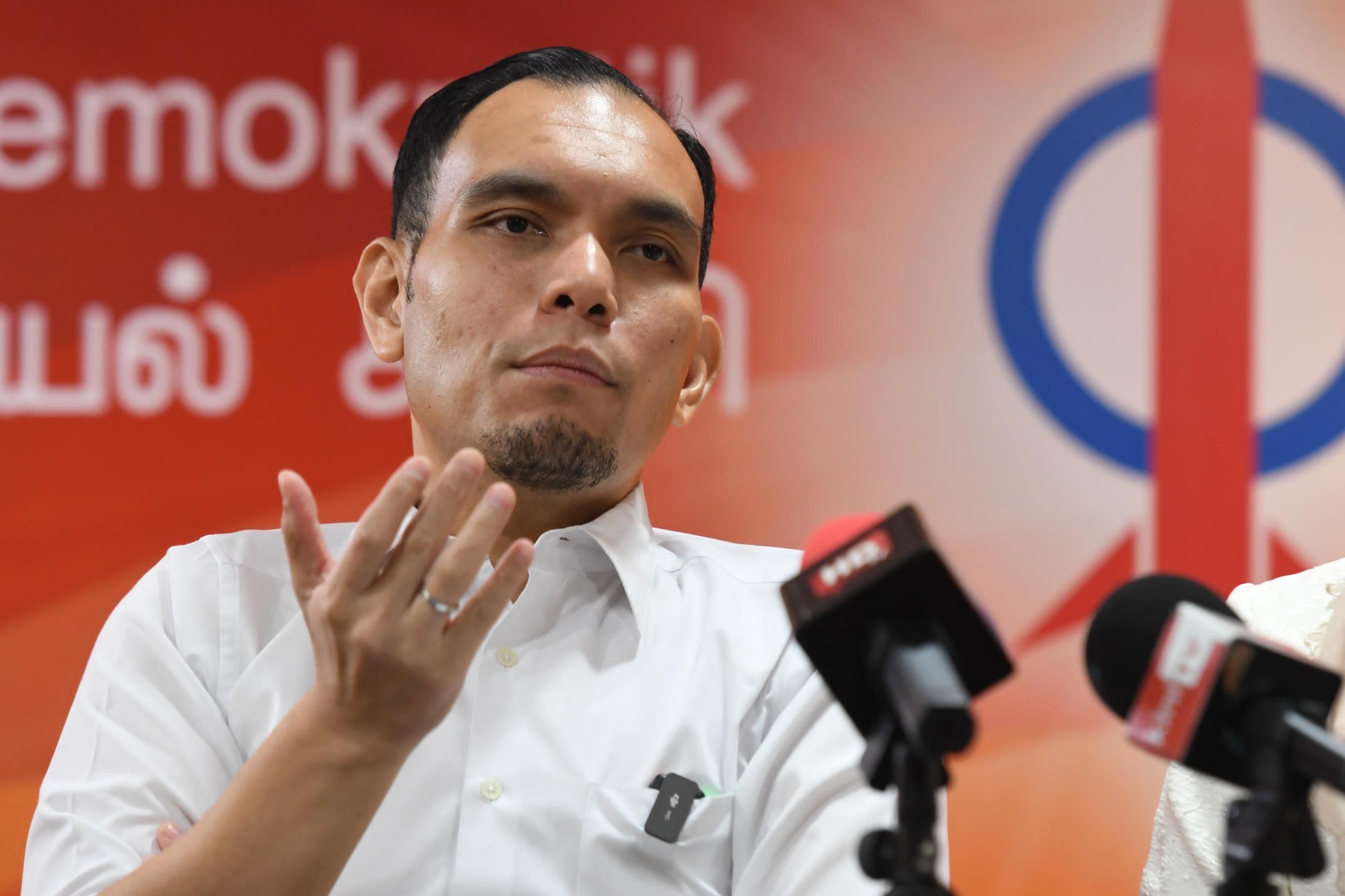 华裔军官晋升中将被炒作  谢瑞詹吁各方谴责伊党