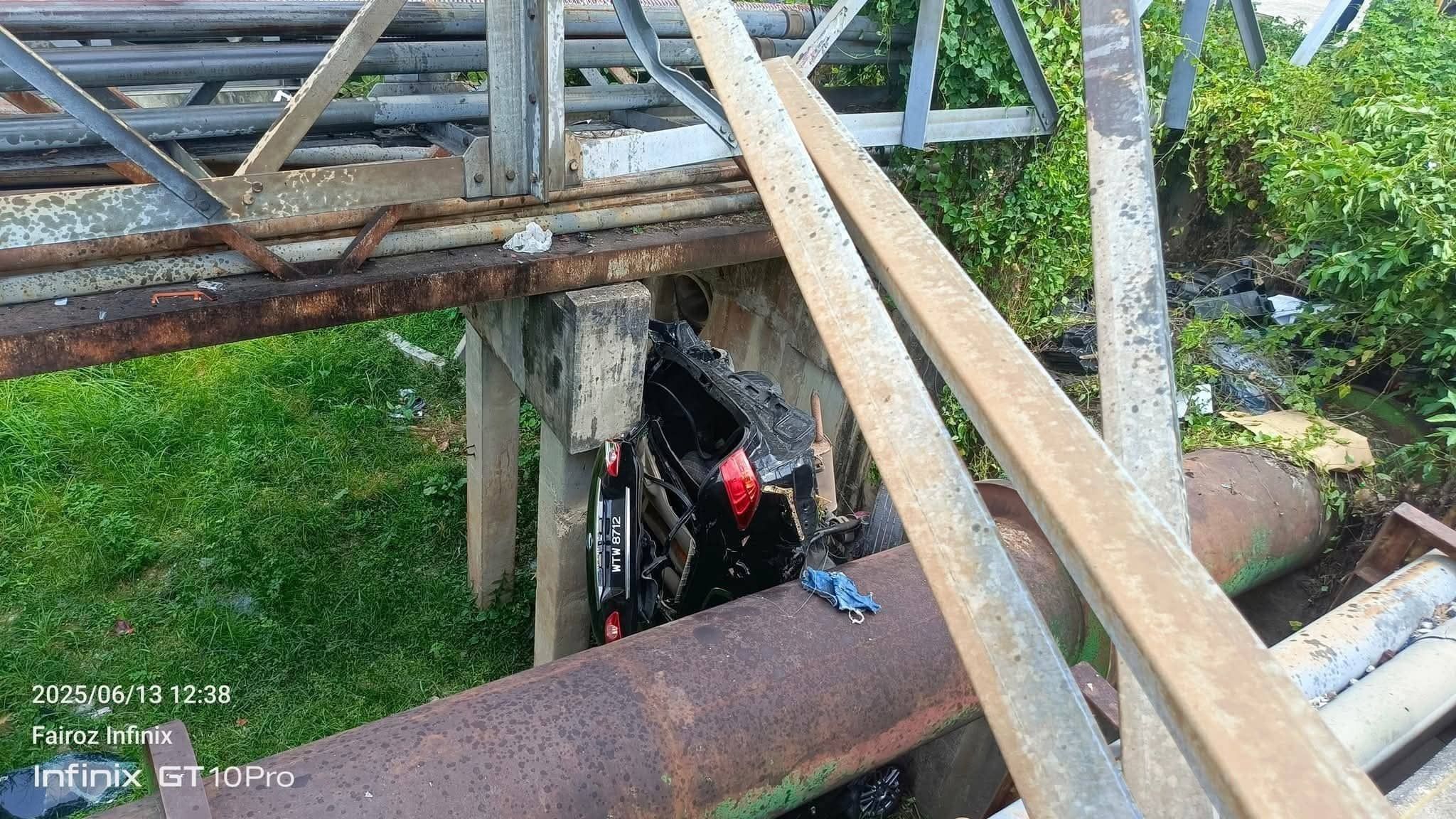 飞来横祸！行人被失控车 撞落河恐溺毙