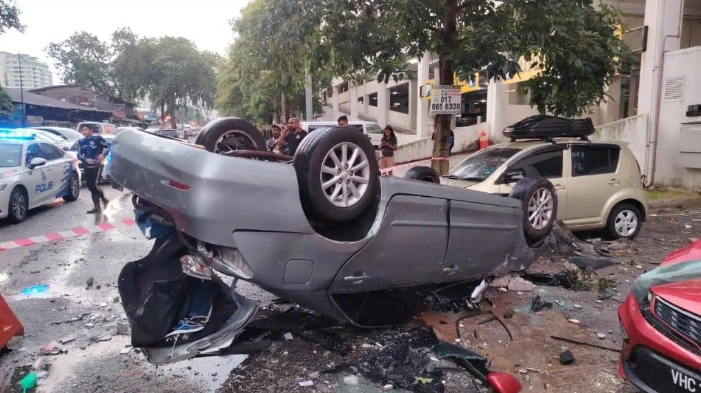 误踩油门3楼坠下砸两车  外籍洗车员重伤送院