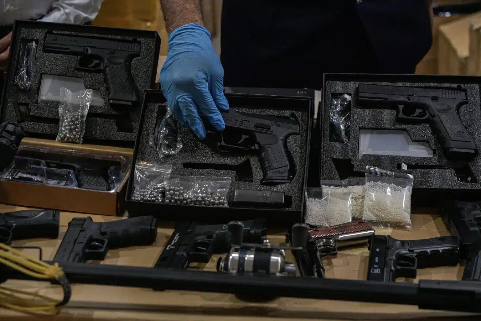 警方逮捕3外籍人士 起获数百件仿真枪械