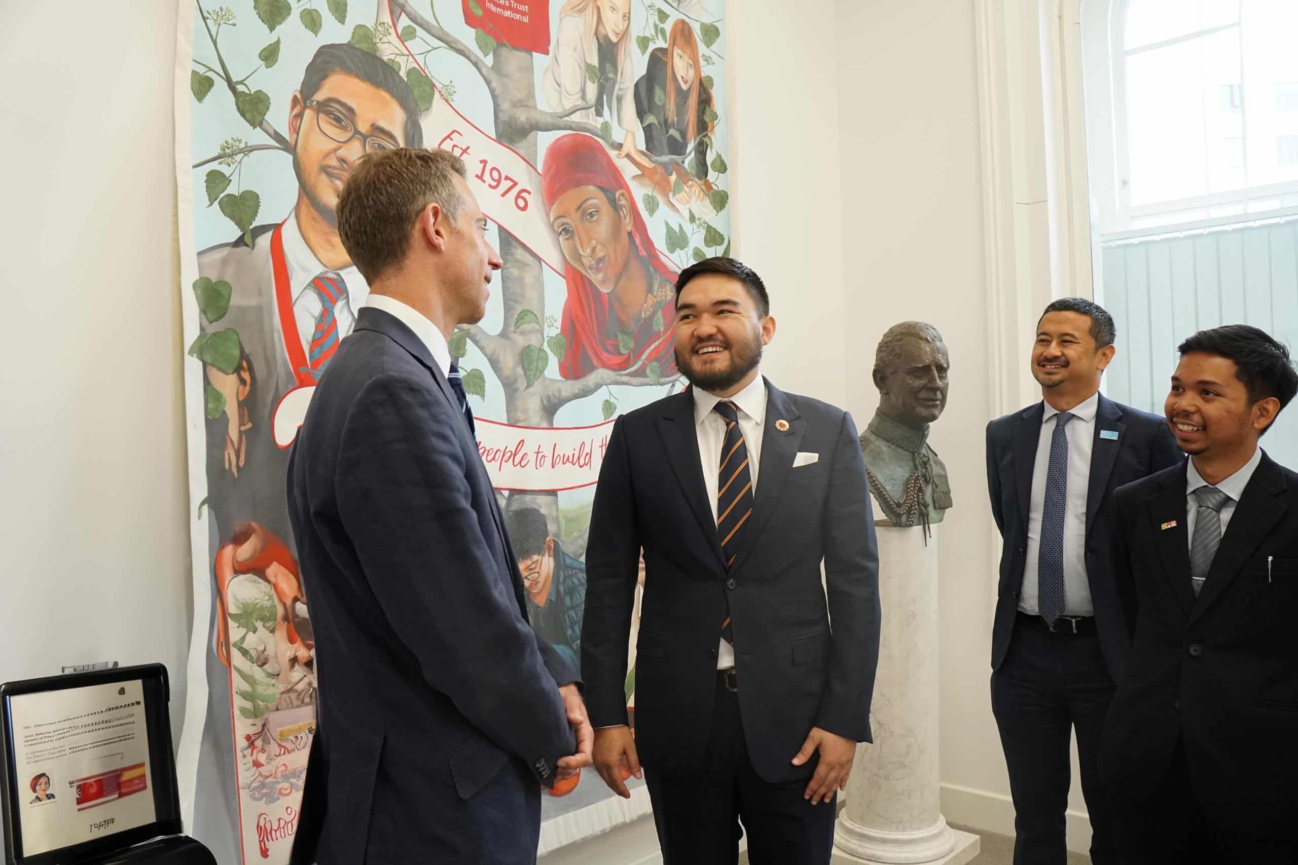 雪王储官访伦敦晤领袖.青年机构深化国际合作