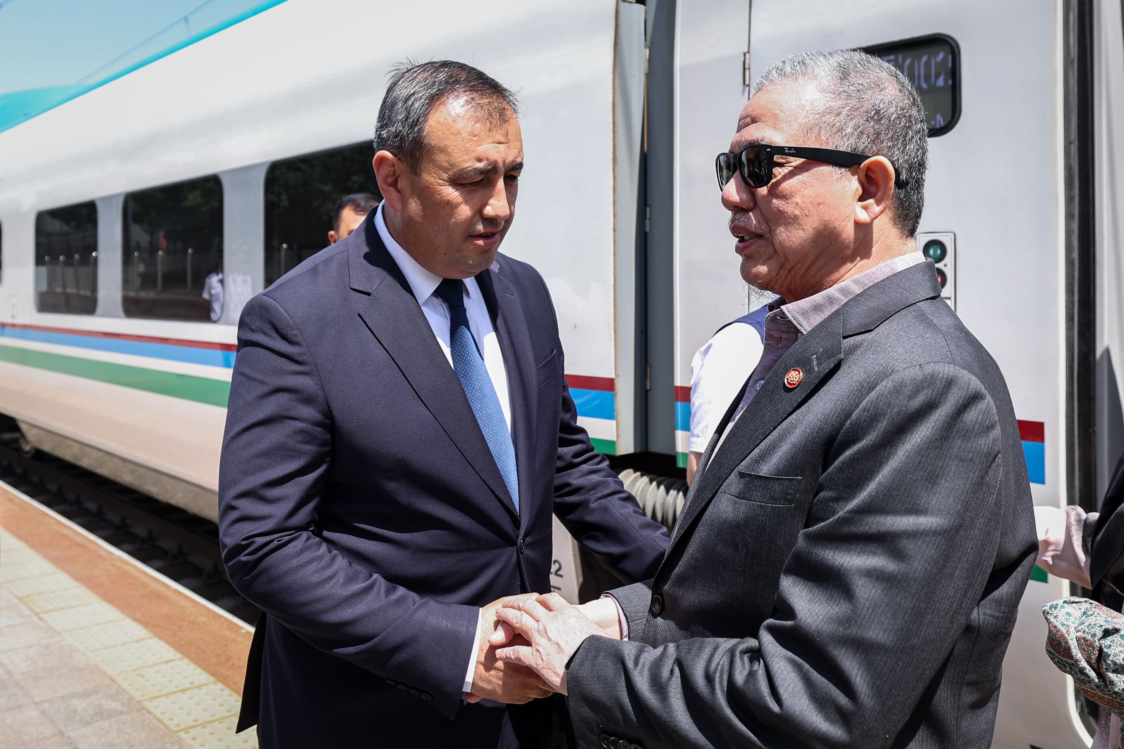 法迪拉抵达撒马尔罕出席公共服务论坛