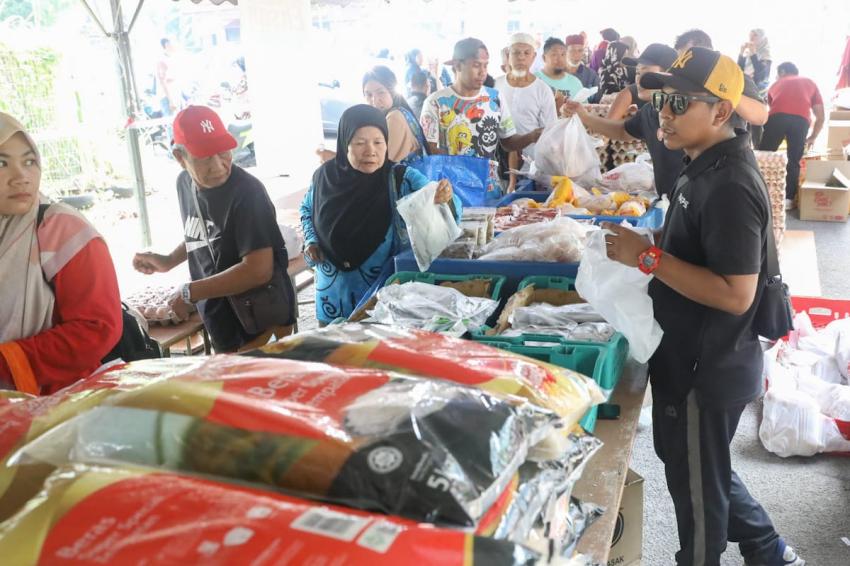 Jualan murah ayam, telur, tepung, beras di empat lokasi hari ini