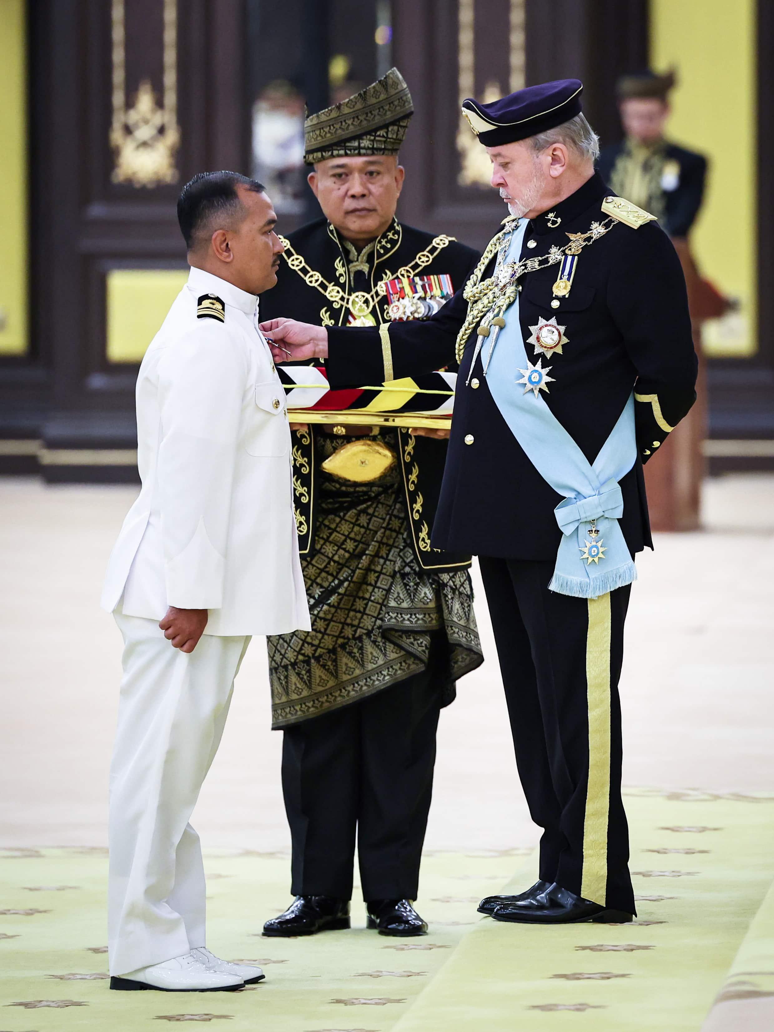 Pegawai TLDM terima Bintang JPP, berani selamatkan mangsa bot terbalik
