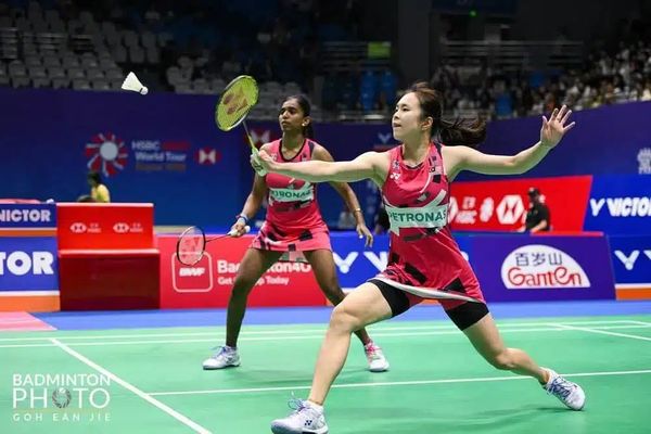 இந்தோனேசியா பூப்பந்து 2025 இறுதிப் போட்டியில் பெர்லி தான் – எம்.தீனாவின் விளையாட்டுக்கு பாராட்டு