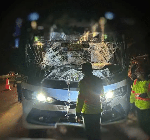 மலேசிய பஹாங் அல்-சுல்தான் அப்துல்லா பல்கலைக்கழக மாணவர்கள் பயணித்த பேருந்து விபத்துக்குள்ளானது