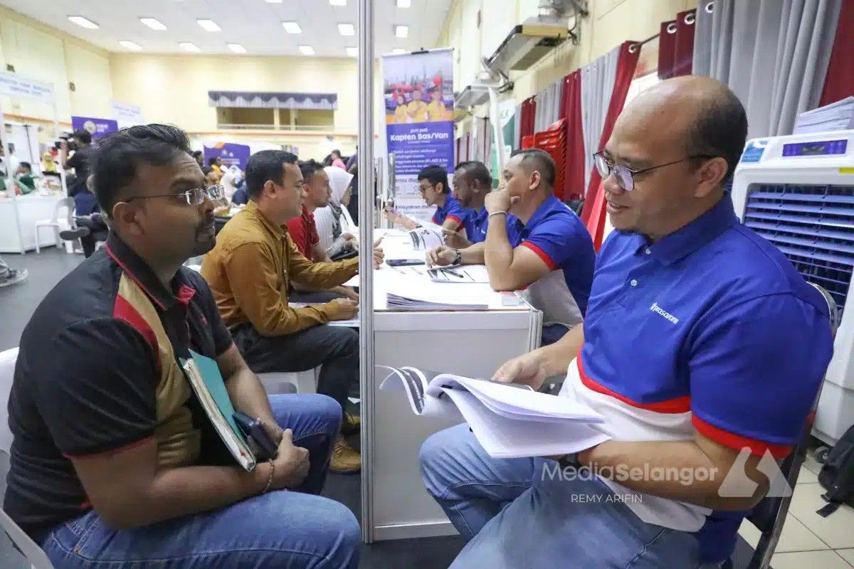 நோய்வாய்ப்பட்ட தனது தாய்க்காக தனது தொழிலை விட்ட இளைஞன், பந்திங் ஜாப்கேர் சந்தையில் தனது அதிர்ஷ்டத்தை சோதிக்கிறார்.