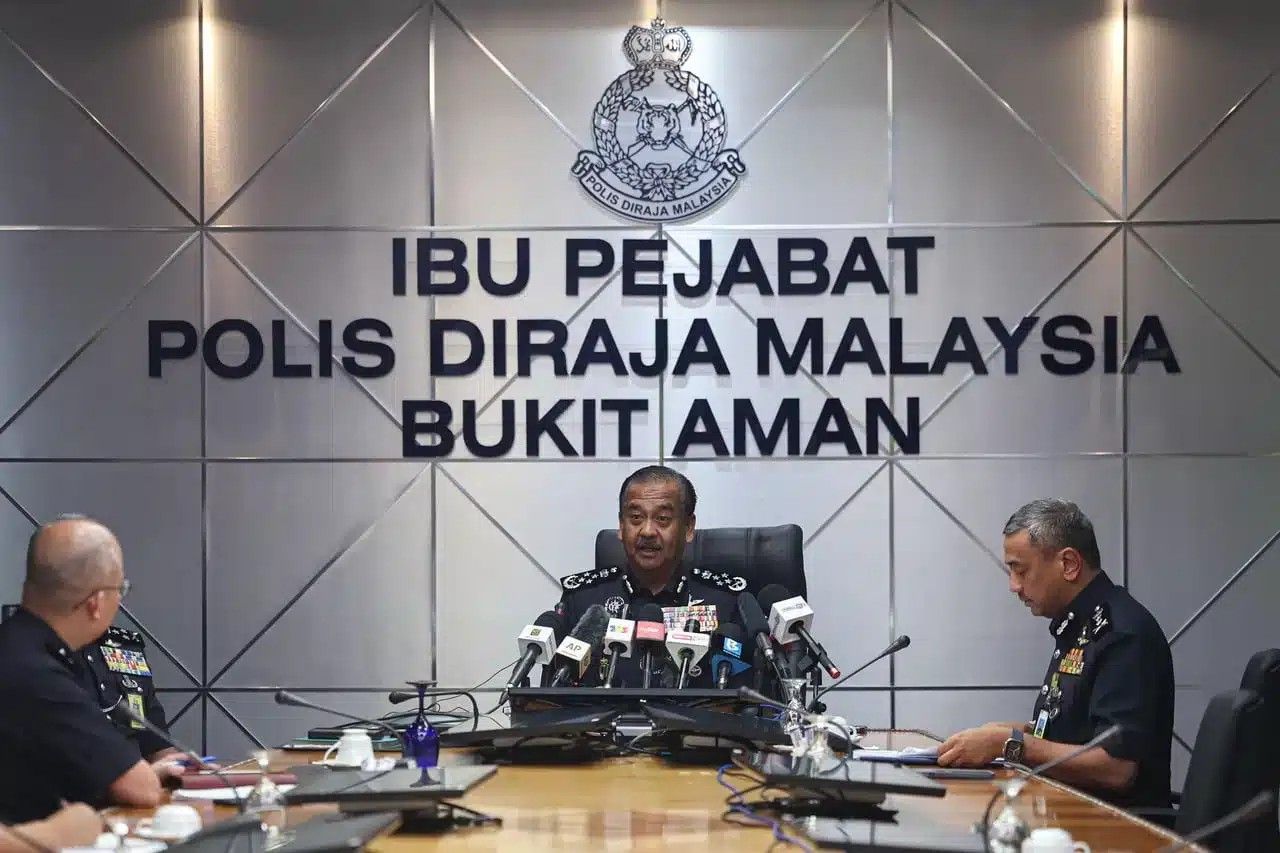 நாட்டை விட்டு வெளியேற பாமி ரெஸாவுக்கு தடை உத்தரவு  எதுவுமில்லை.