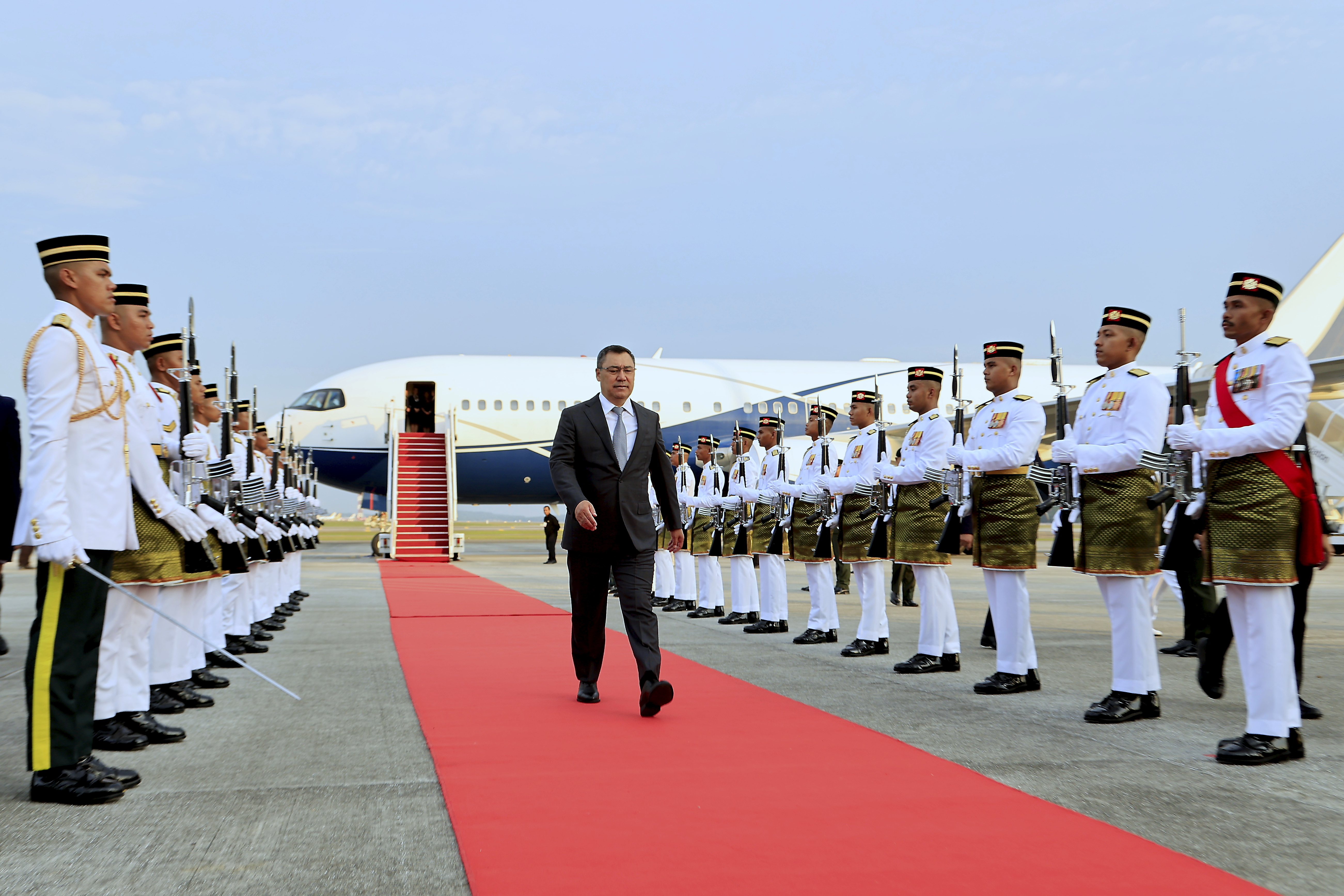 Kyrgyz president accorded official welcome in Putrajaya