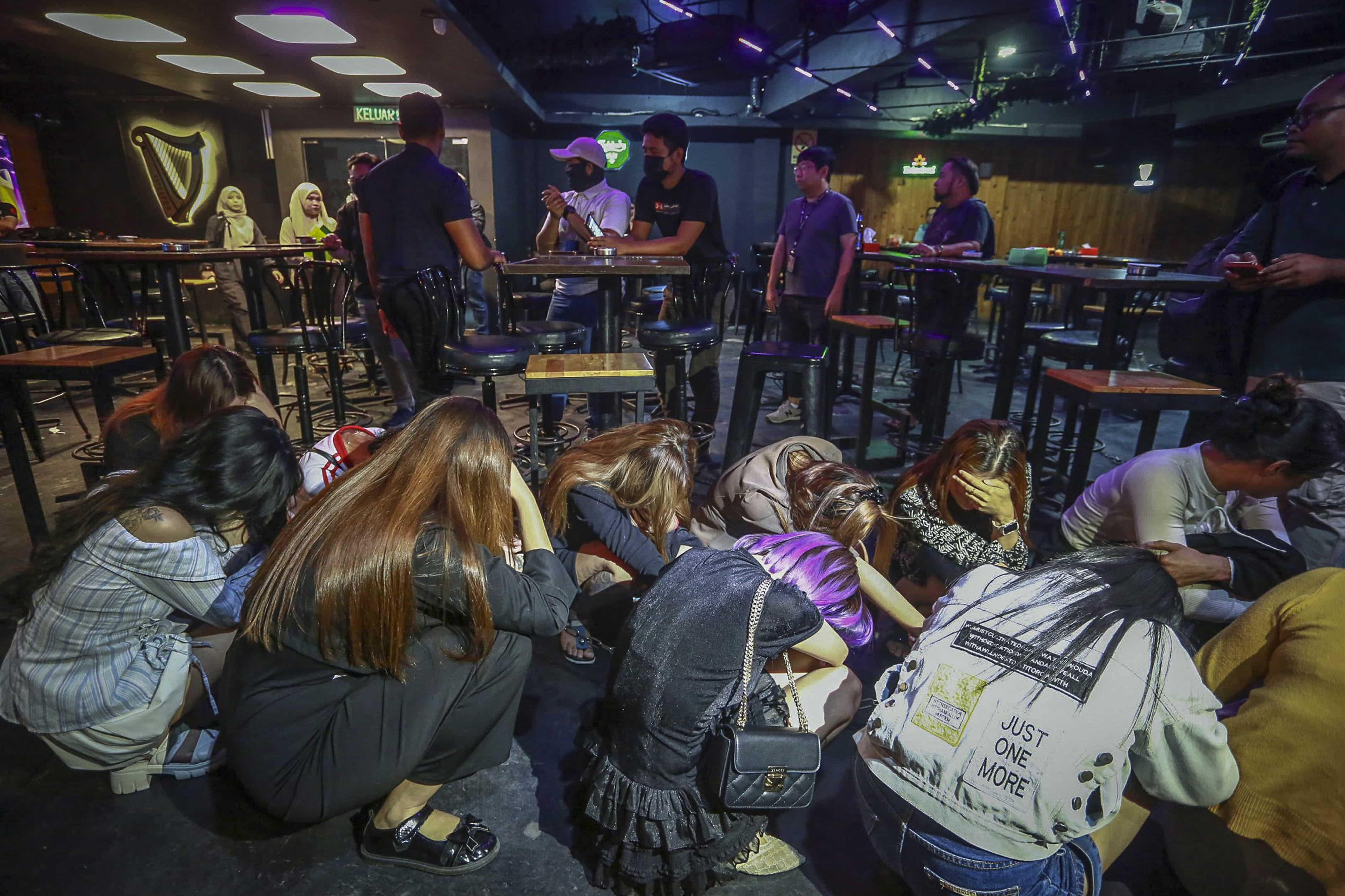 101 warga asing ditahan di pusat karaoke, kilang kitar semula