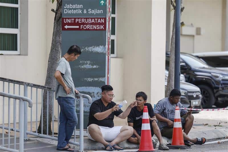 【巴生海难】夫妇罹难.家属办理领尸手续   男死者妈妈悲痛嚎哭