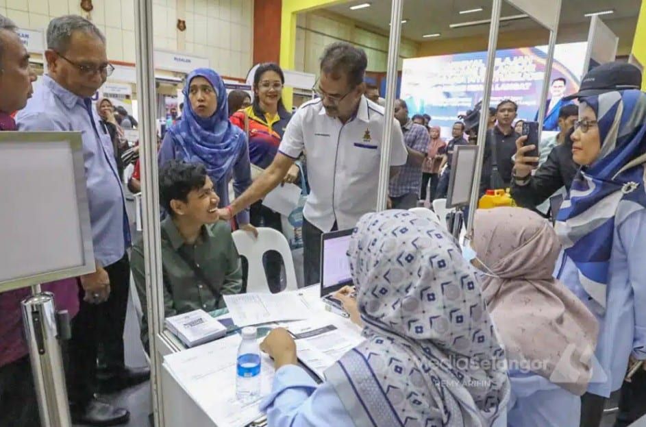 雪政府社险合作办职展与培训 助更多人找到工作