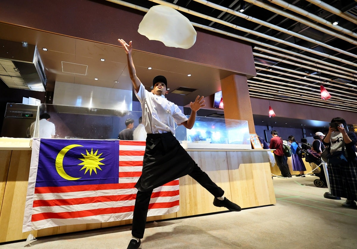 'Roti canai terbang' takluk Osaka, jualan harian cecah 1,600 keping