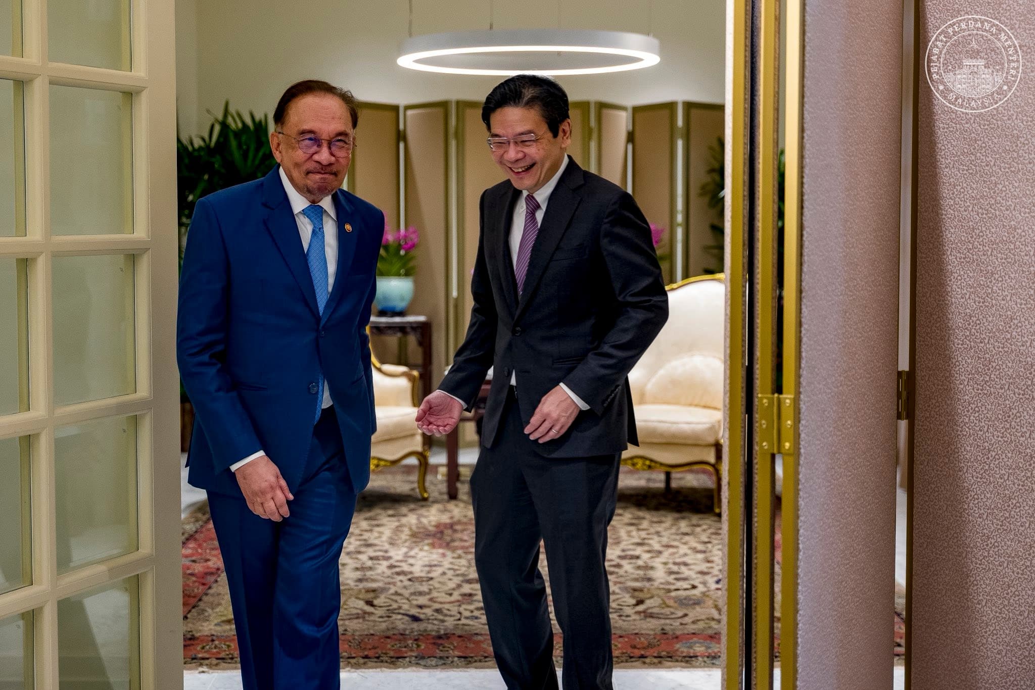 Anwar discusses key bilateral issues with Singaporean leaders
