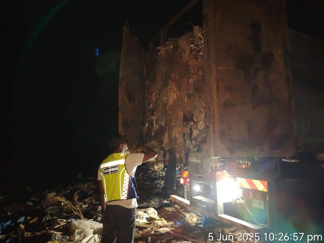 严打非法倒垃圾与焚烧 乌雪市会扣押2重型机械