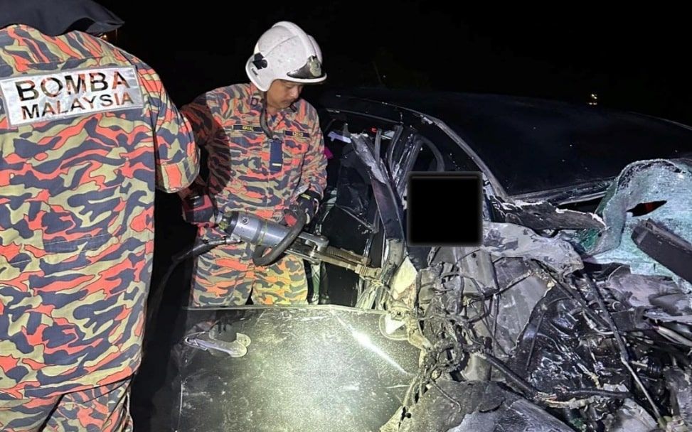 轿车失控撞罗里再撞四驱车  男司机毙命·一人重伤