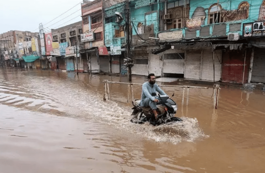 பாகிஸ்தானில் தொடர் கனமழையால் ஏற்பட்ட வெள்ளத்தில் 45 பேர் மரணம்