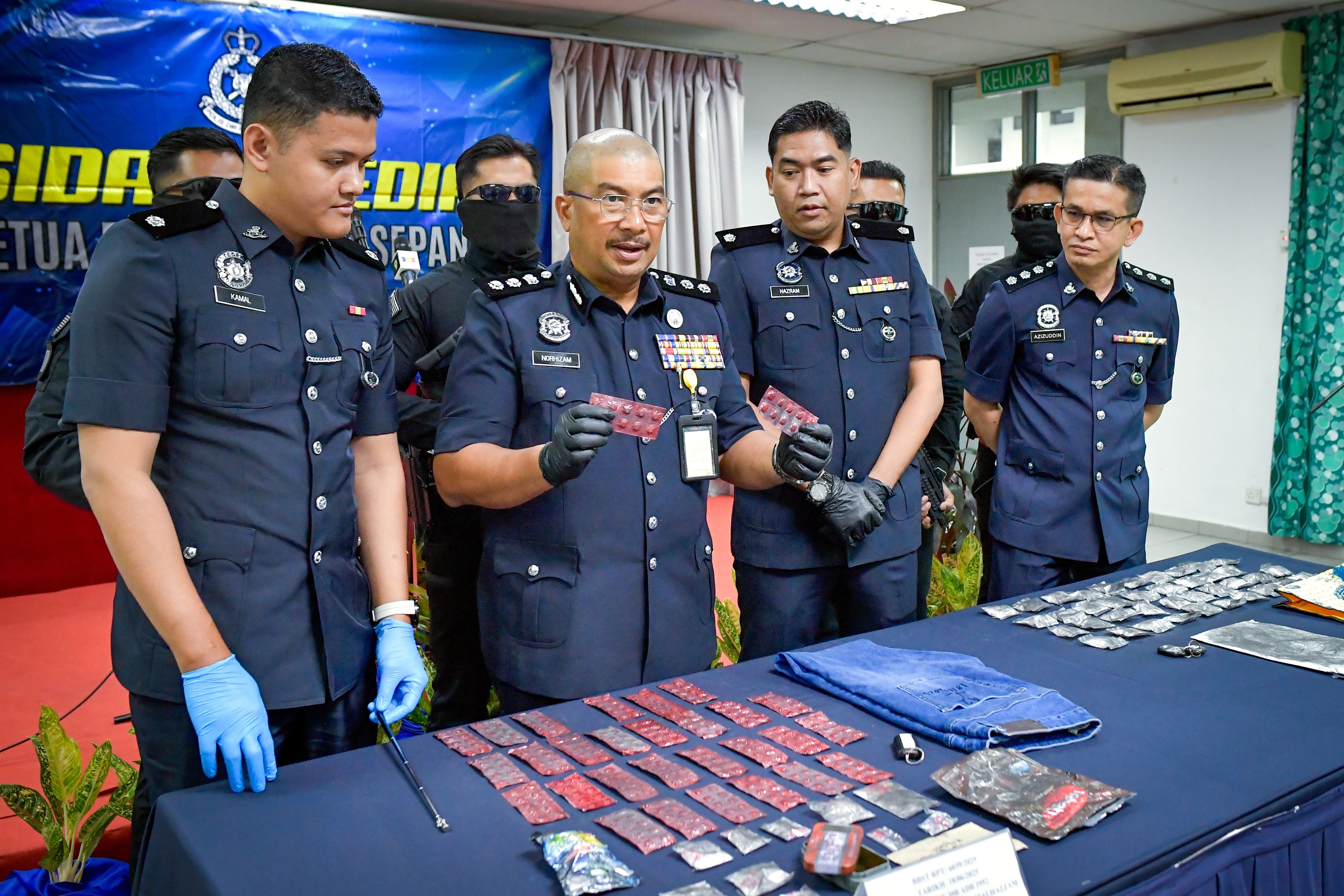 警方瓦解租车贩毒集团 捕3男1女包括一对夫妻