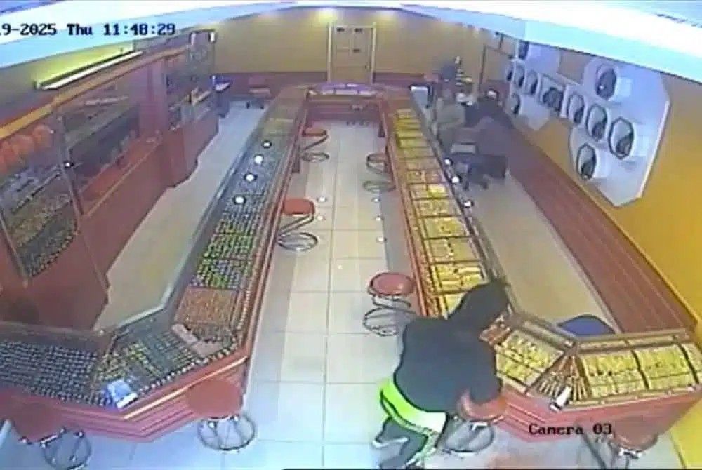 洒辣椒粉打枪金店 男子300米外落网