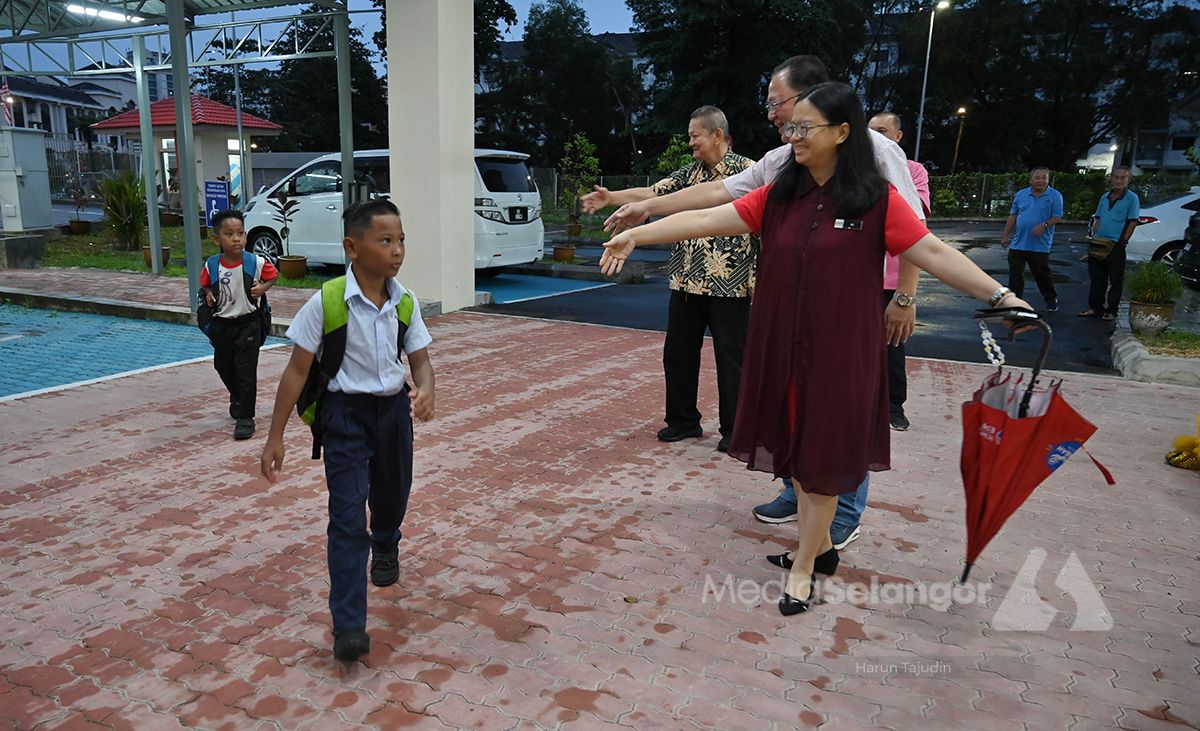 班丹中华小学开课咯！ 62学生风雨无阻上学