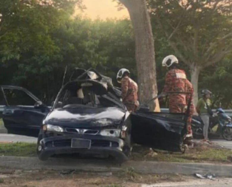 轿车失控撞路肩大树 2好友共赴黄泉