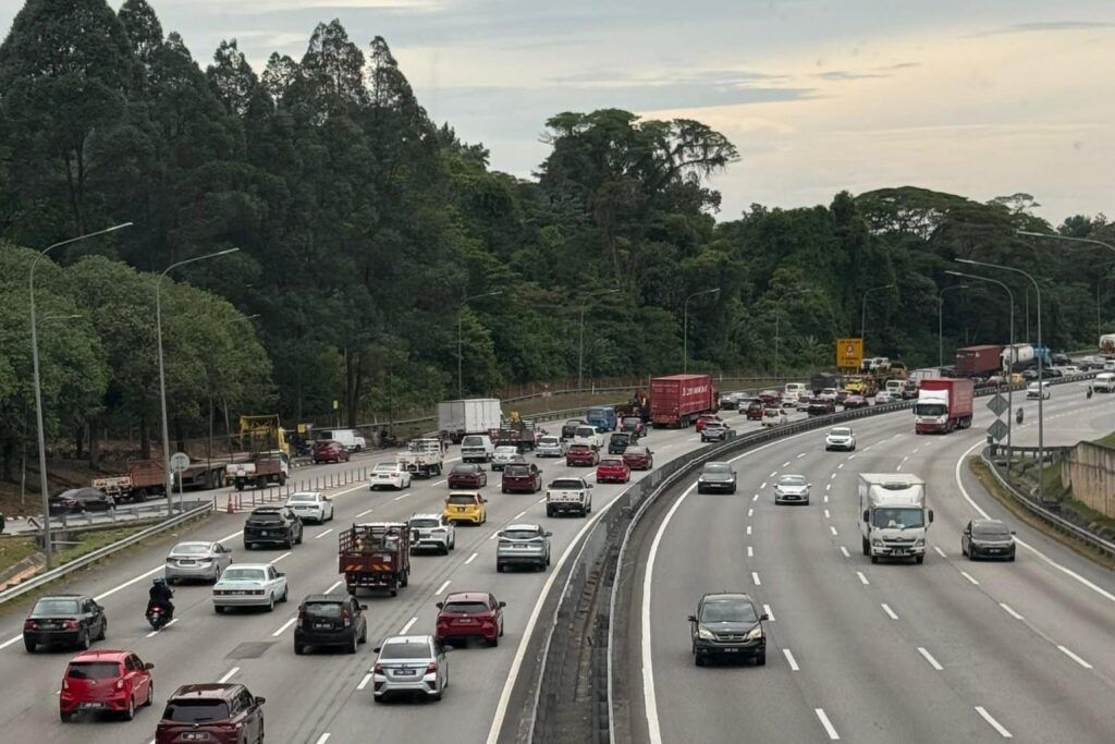 நாட்டின் முக்கிய நெடுஞ்சாலைகளில் வாகனப் போக்குவரத்து சீராக உள்ளது
