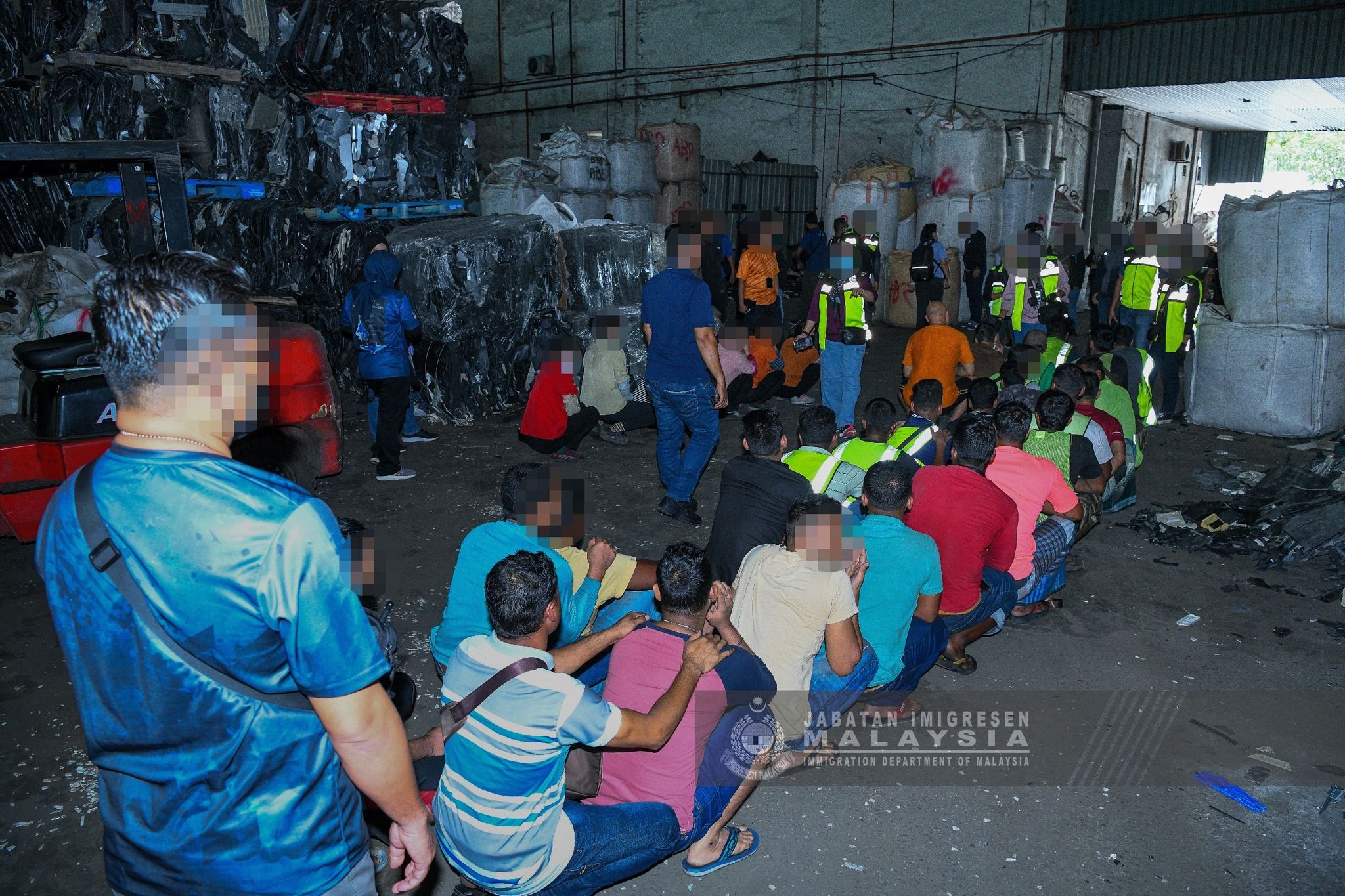 移民局取缔非法电子废料厂捕39人  突击数豪宅瓦解诈骗集团大本营
