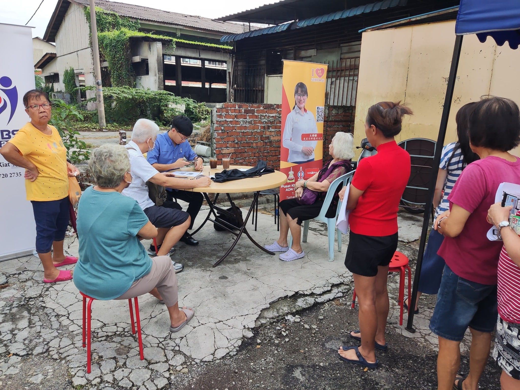 王诗棋设流动柜台  助约百选民申请死亡抚恤金