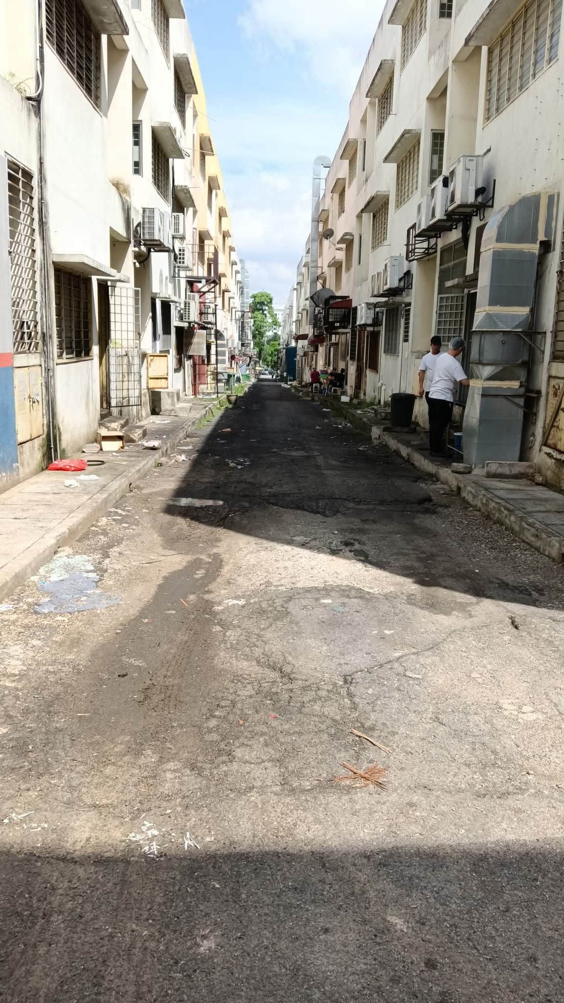 皇冠城商区后巷积水路损  张睷洋将向当局反映促解决