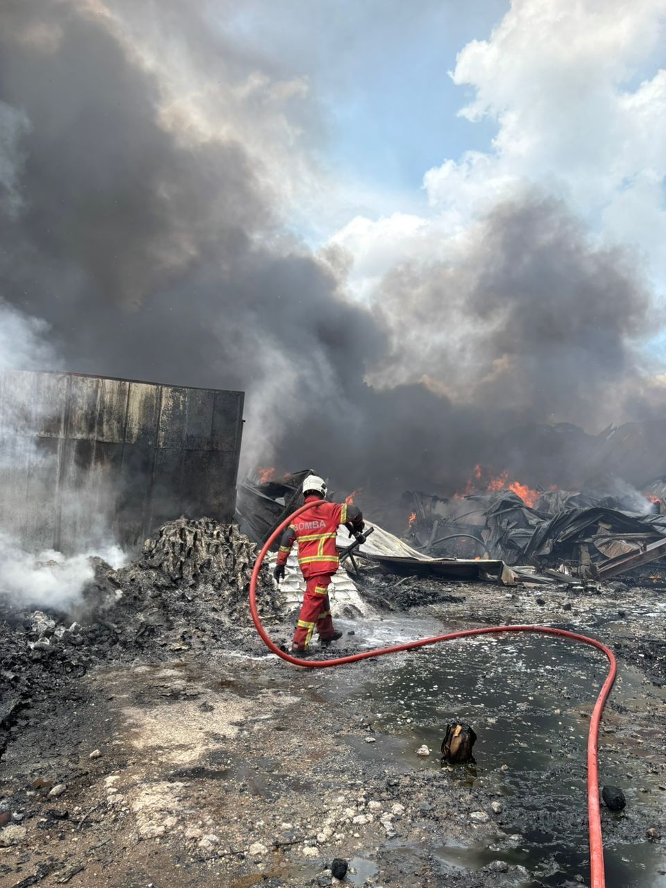 蒲种纸工厂火势已灭   消拯队将展开善后工作