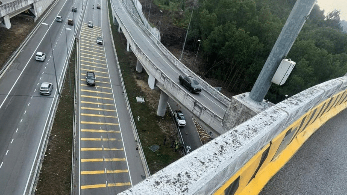 疑转弯处失控撞大道护栏   摩托骑士高架桥坠下亡