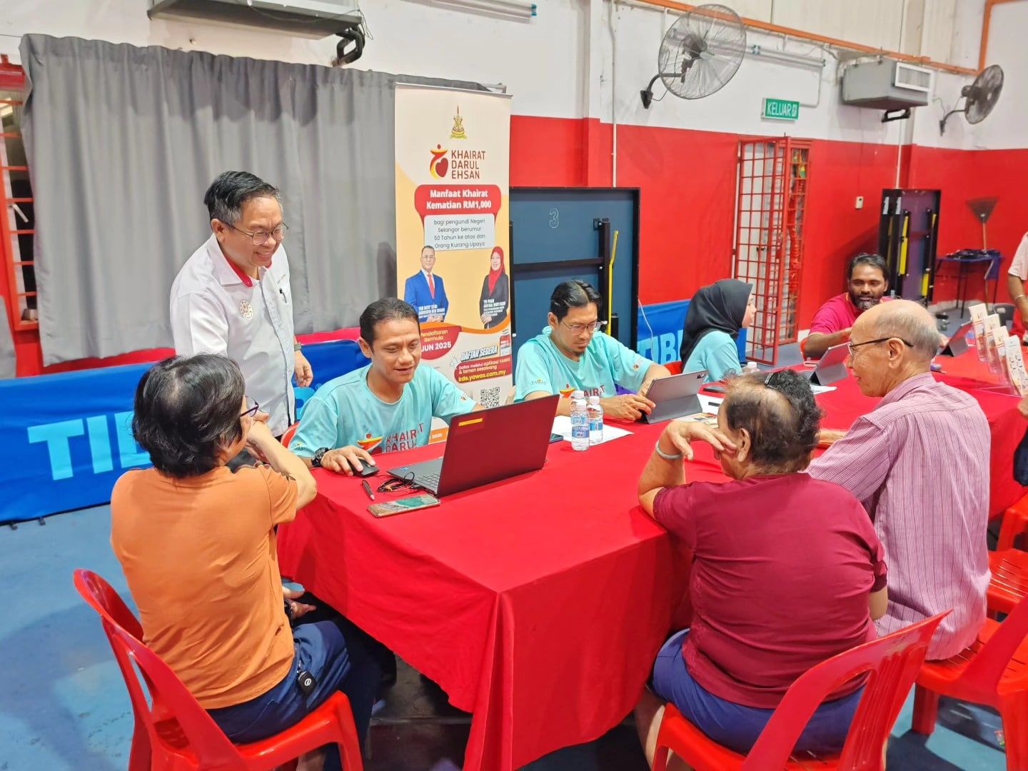 雪州子民基金昨设流动服务柜台  梁德志：助270长者申请死亡抚恤金