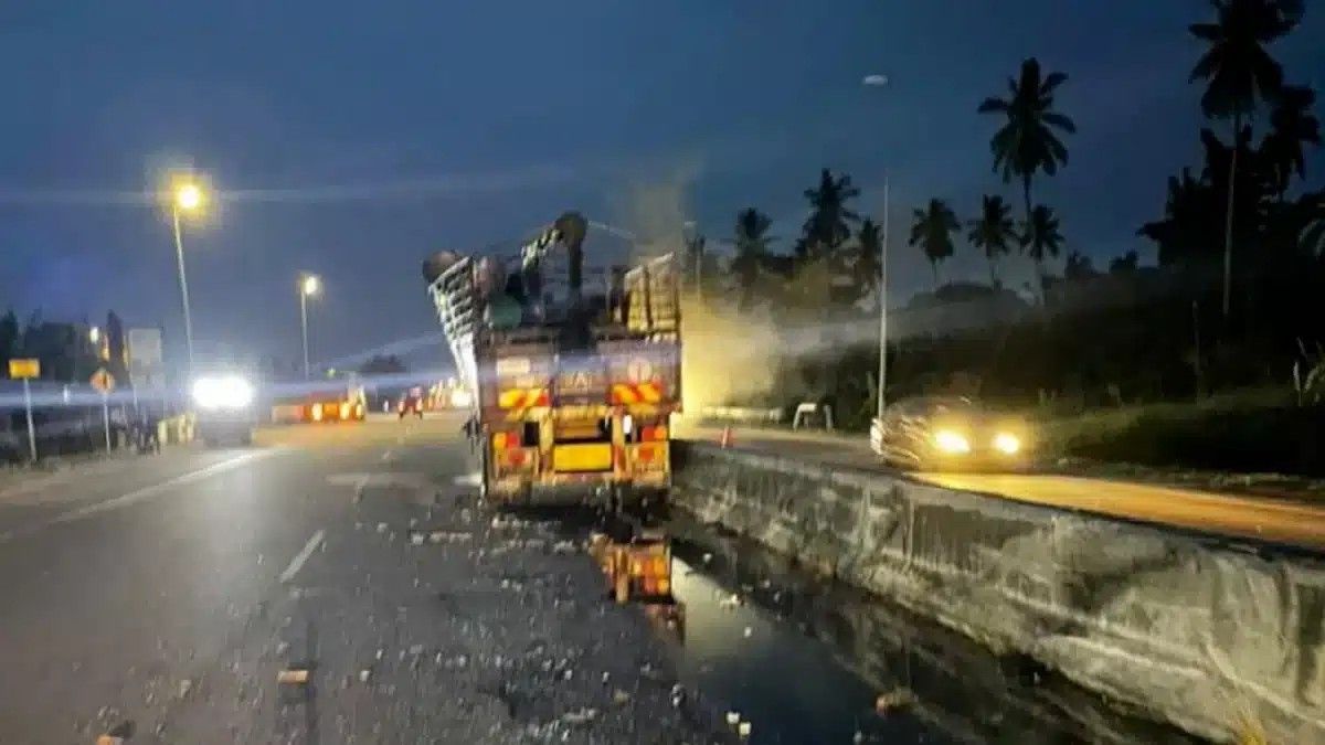 இரு லோரிகள் மோதல் - சாலையில் இரசாயனக் கசிவு