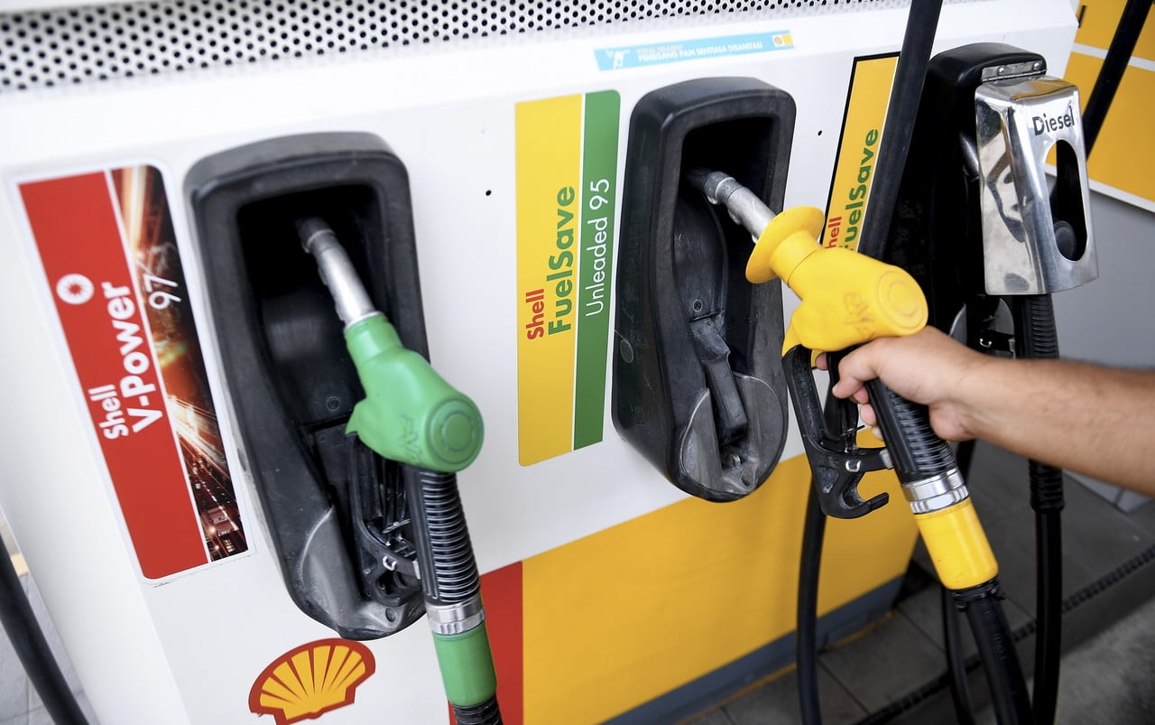 Harga RON97 turun 4 sen, RON95 dan diesel kekal