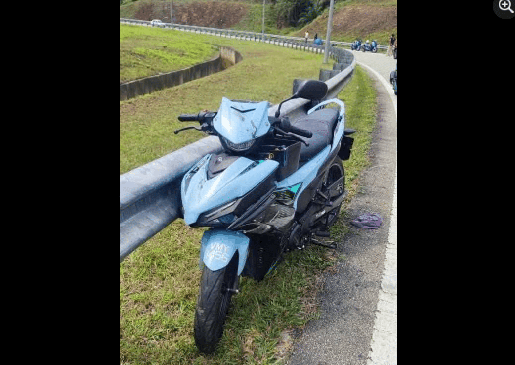Penuntut UMT maut, rakan parah motor terlanggar penghadang lebuh raya