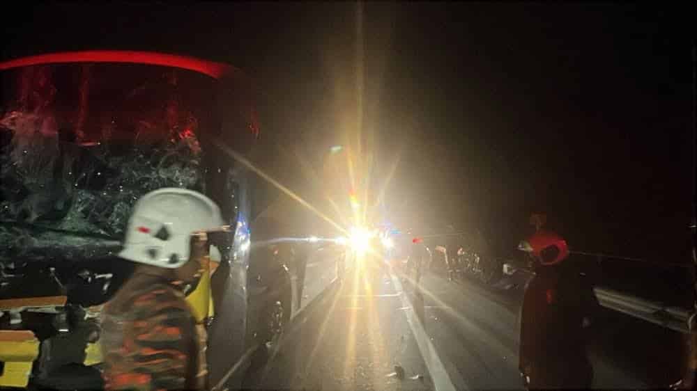 南北大道长巴撞拖格罗里后方  4女轻伤.其他乘客司机无恙