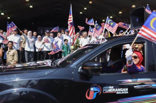 首相宣布拨款1000万 帮助麻坡低收入群体