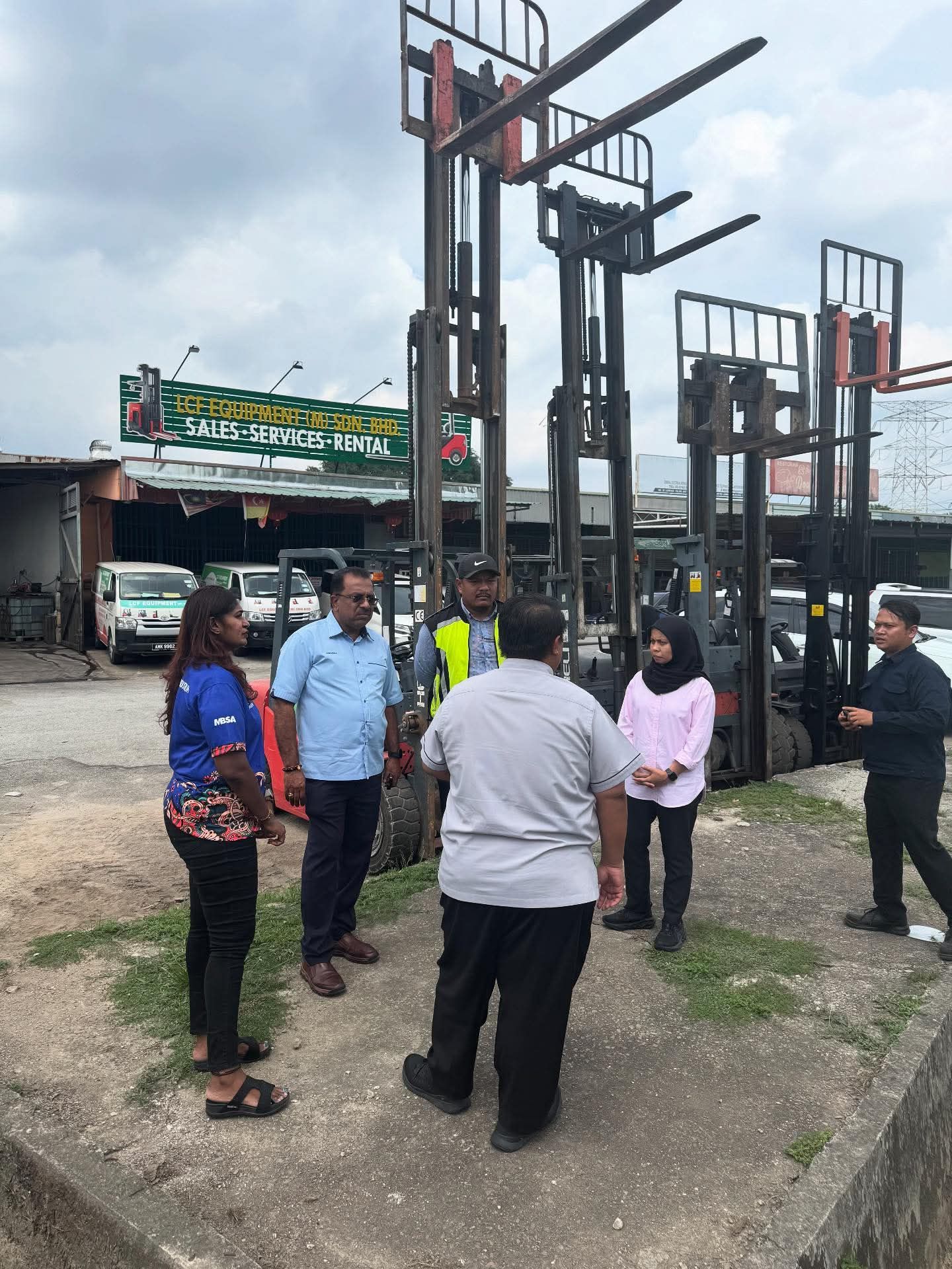 கம்போங் ஜாவா வெள்ள நீர் சேகரிப்பு குளக் கட்டுமானப் பகுதியில் குணராஜ் ஆய்வு