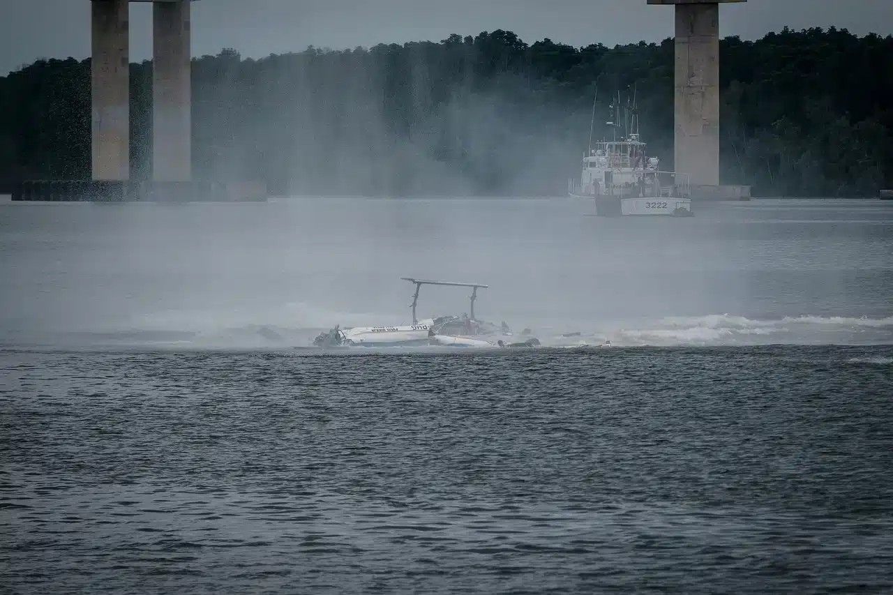 போலீஸ் ஹெலிகாப்டர் விபத்து - விமானி உள்பட ஐவர் உயிர்தப்பினர்