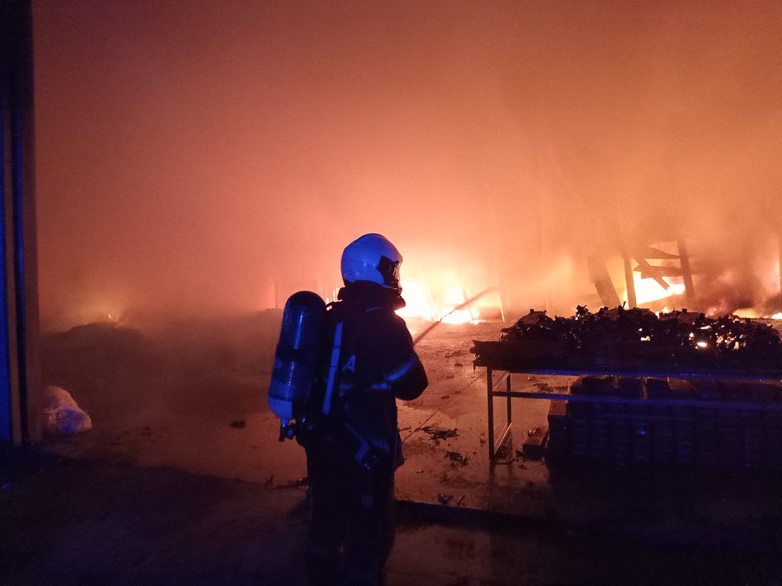 塑料用具厂凌晨大火 消拯员耗4小时扑灭火势