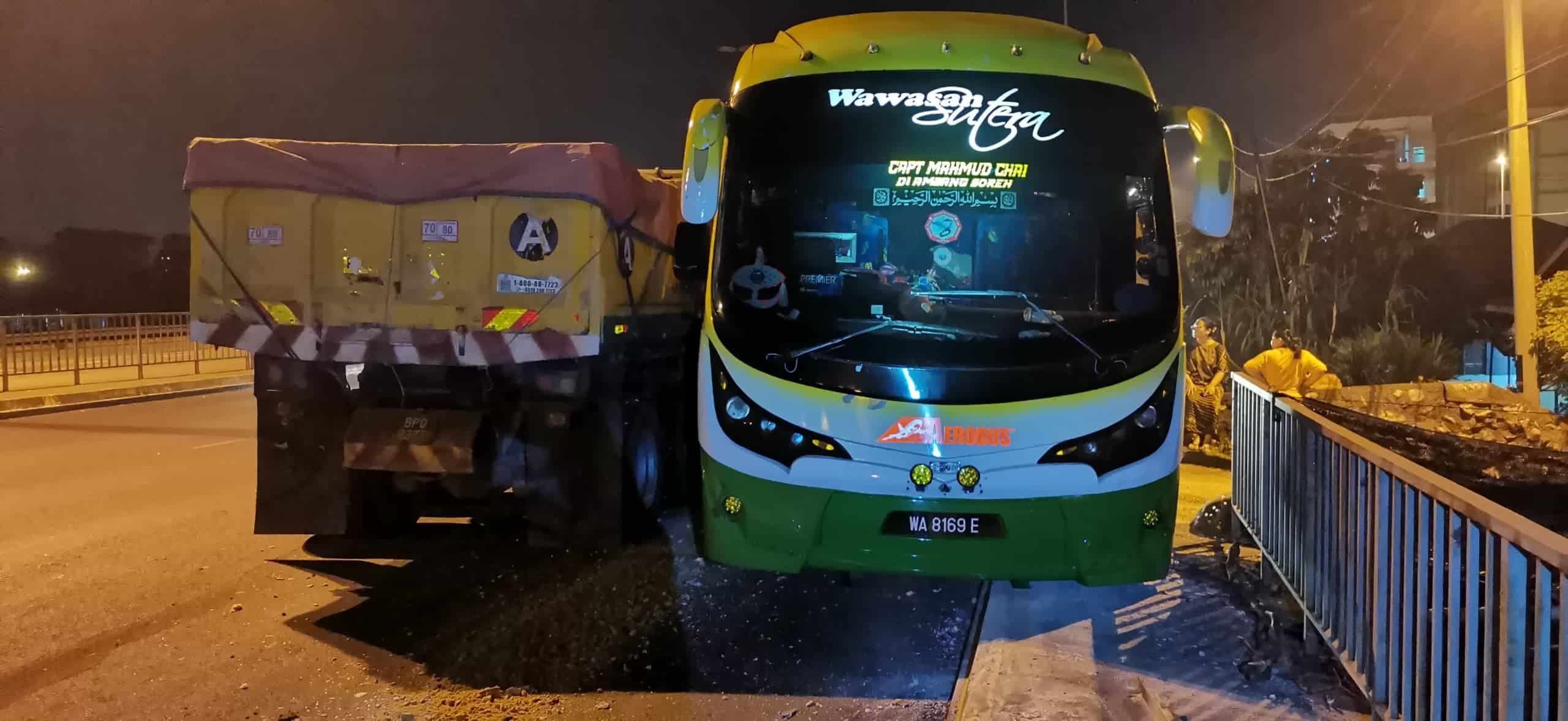 载沙罗里与空旅巴相撞   罗里司机跳车保命