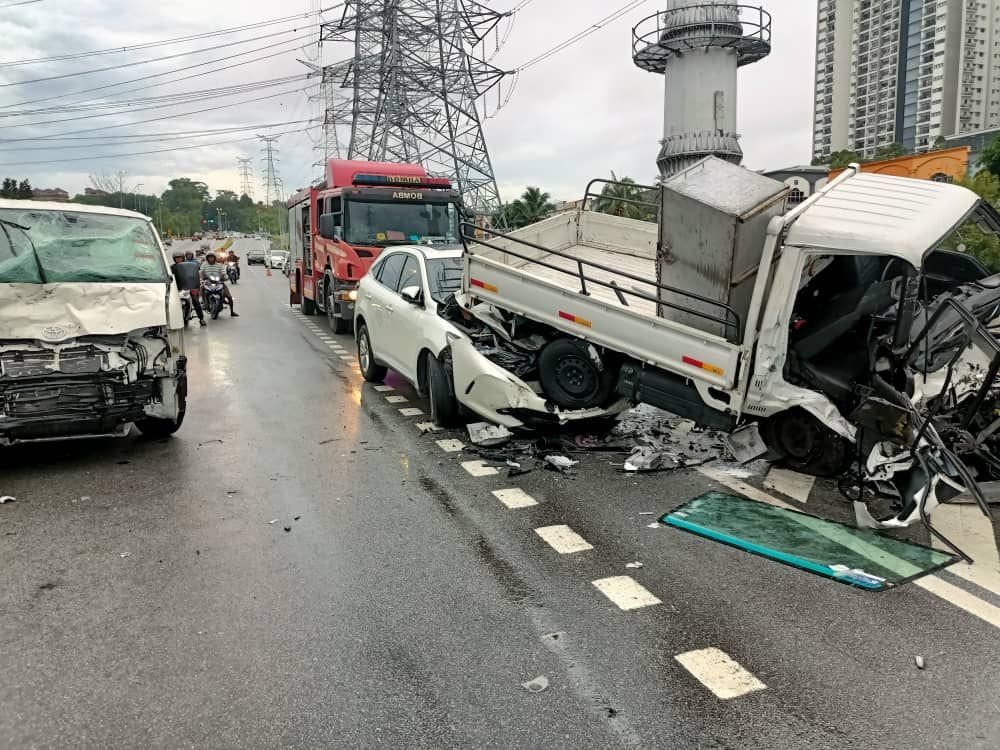 客货车疑失控撞1车1罗里   酿一男骨折一女轻伤