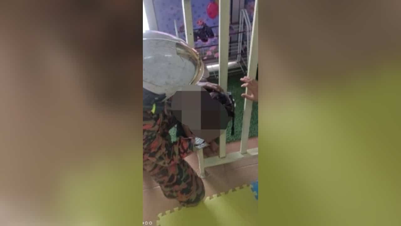 2岁女童头部卡铁栏杆10分钟 消拯员迅速救出