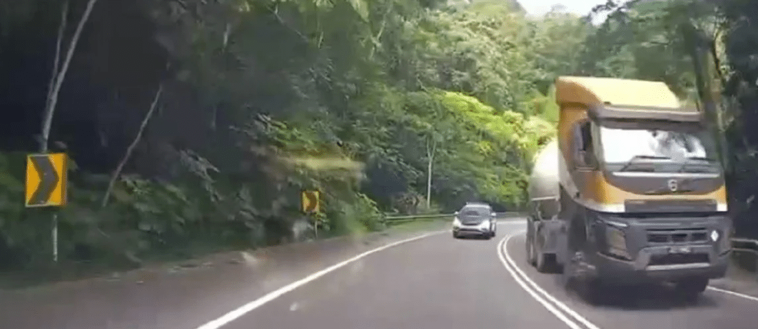 ஆபத்தான முறையில் சாலைப் போக்குவரத்துத் துறையின் வாகனத்தை ஓட்டிய பணியாளர் இடைநீக்கம்