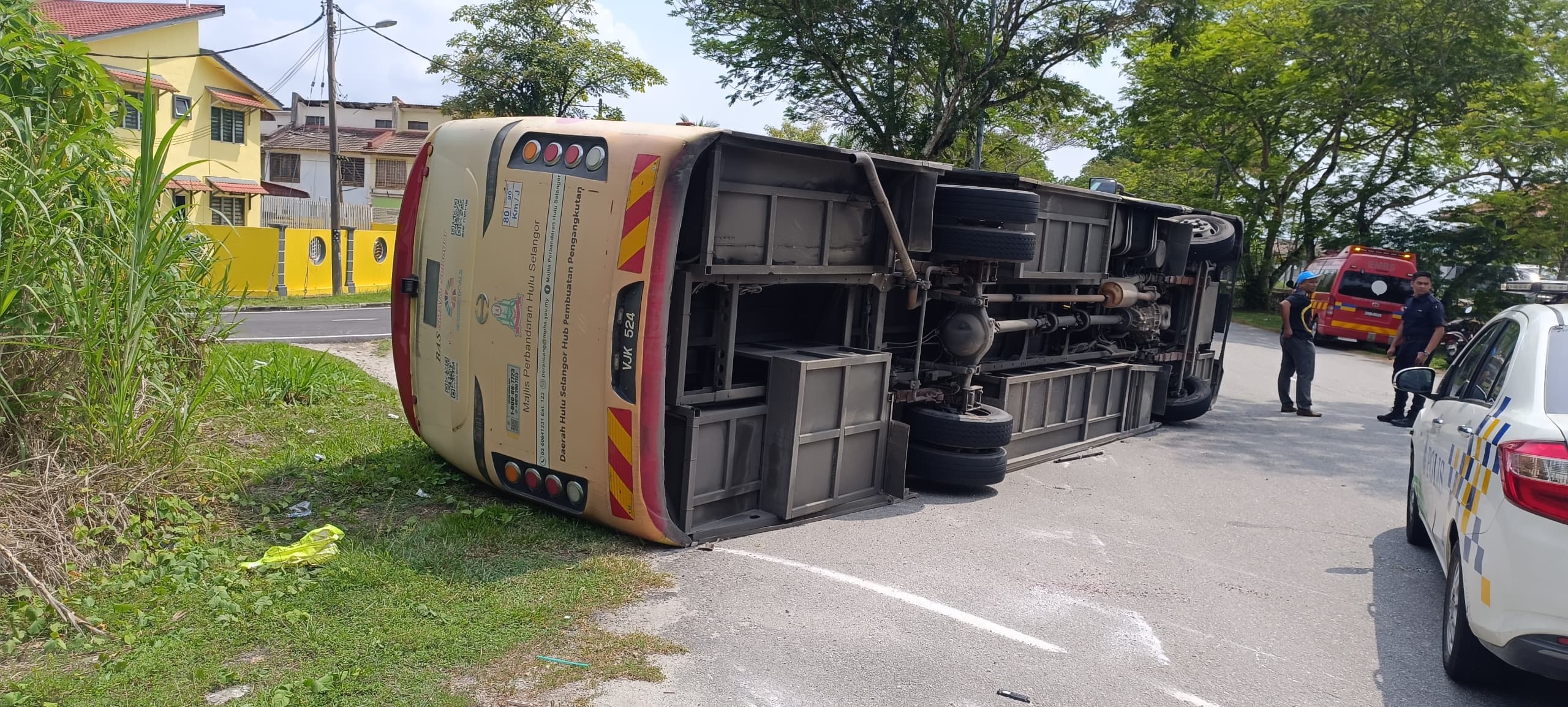 Bas terbabas, dua penumpang cedera